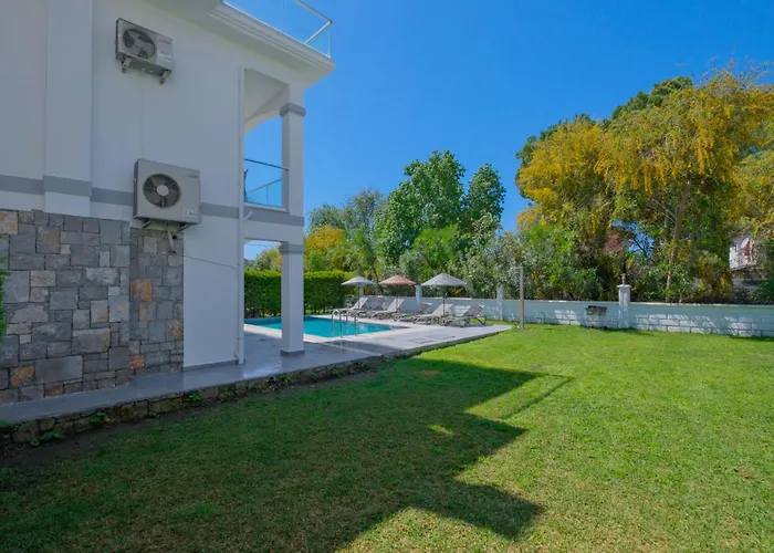 Villa Calista Plaja Yakin Oezel Havuzlu Luex